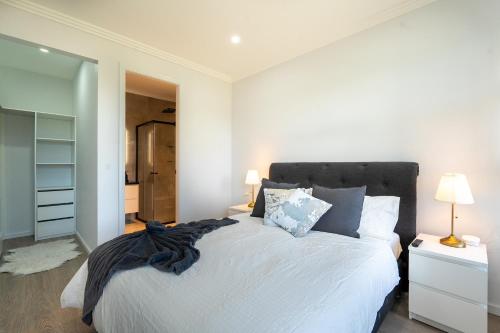 Giường trong phòng chung tại Modern, Luxurious & Brand New Home 4 bedroom home in Sydney