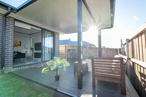 Ban công/sân hiên tại Modern, Luxurious & Brand New Home 4 bedroom home in Sydney