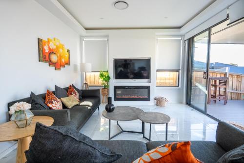 TV/trung tâm giải trí tại Modern, Luxurious & Brand New Home 4 bedroom home in Sydney