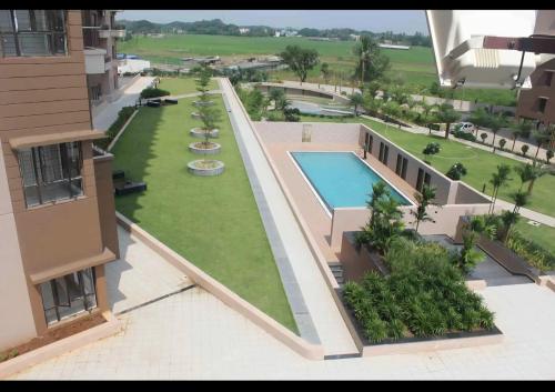 Bazén v ubytování Modern Living in Utkal nebo v jeho okolí