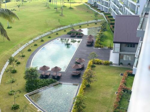 Bazén v ubytování Canterbury Golf Apartment nebo v jeho okolí