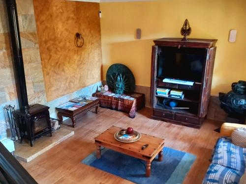 vista sul soffitto di un soggiorno con TV di Cortijo Blanco Turre detached villa with two swimming pools a Turre