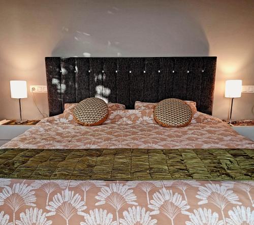 una camera da letto con un letto grande con due cuscini di Cortijo Blanco Turre detached villa with two swimming pools a Turre