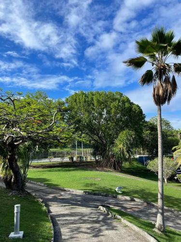 Jardin de l'établissement Appartement charmant au Diamant 30 m² avec vue mer