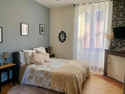 un dormitorio con una cama y una ventana en PYRENE HOLIDAYS - Héraclès - Locations cure thermale et voyage à Bagneres de Bigorre, en Bagnères-de-Bigorre