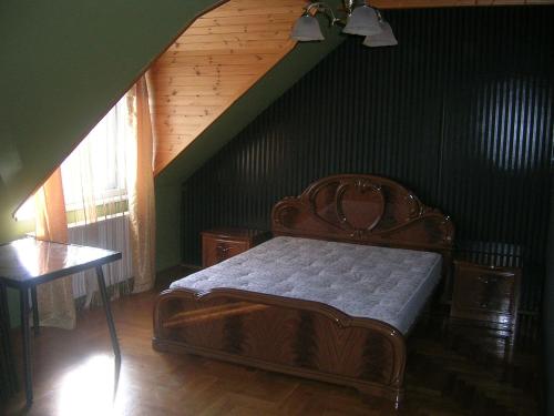 A bed or beds in a room at Balatoni Panoráma Villa