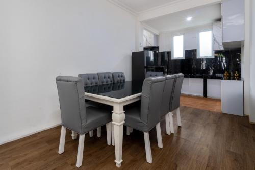 a dining room table with chairs and a kitchen at Villa Fiorenza II in Sampal 2