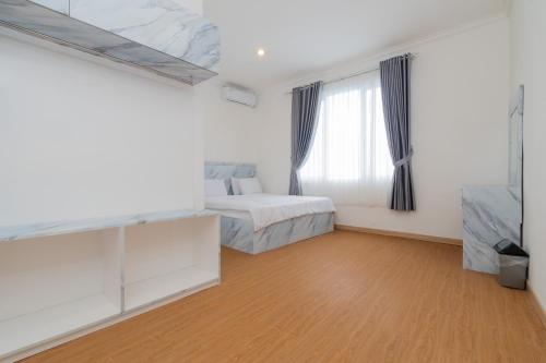 a white room with a bed and a window at Villa Fiorenza II in Sampal 2