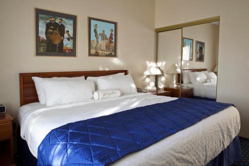 ein Schlafzimmer mit einem großen Bett mit einer blauen Decke in der Unterkunft Hilton Vacation Club Varsity Club South Bend, IN in South Bend