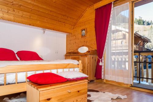 A bed or beds in a room at Chalet Bellevue