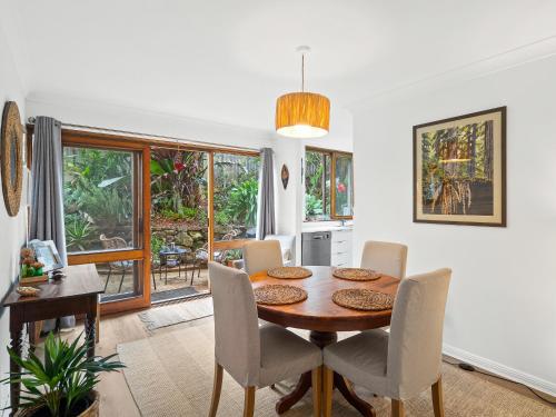 a dining room with a table and chairs at Scandi Retreat - Central Kiama in Kiama