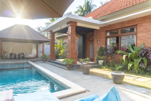 Бассейн в Dani Private Villa - 2BR Private Pool Villa in Tejakula North Bali или поблизости