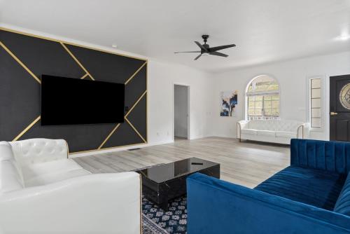 a living room with a couch and a tv at Luxury Family Villa Sleeps 20 in Coarsegold