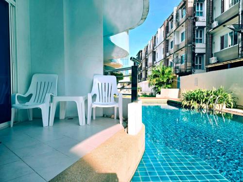 Swimmingpoolen hos eller tæt på The beach bangsaen condo daily room Poolside