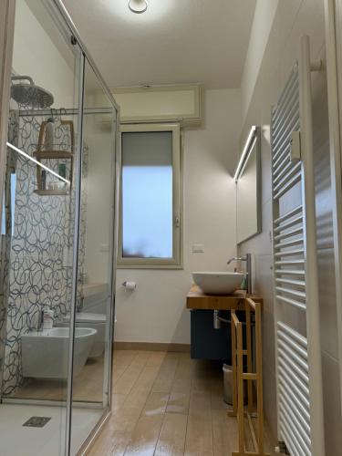 a bathroom with a glass shower and a sink at Appartamento da Francesca in Casalecchio di Reno