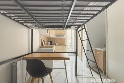une chambre avec une table et une chaise ainsi qu'une cuisine dans l'établissement Flexliving - studio - Faubourg Saint-Antoine, à Paris