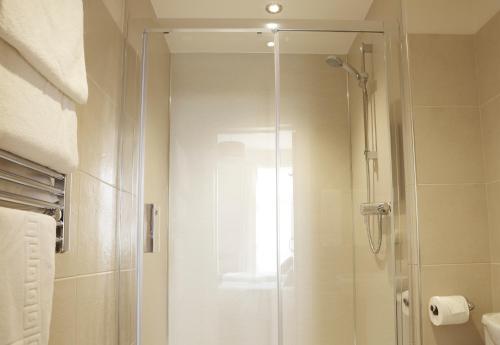 y baño con ducha y puerta de cristal. en Howdale, en Scarborough