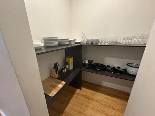 Η κουζίνα ή μικρή κουζίνα στο Spacious stay at Arndell Park, Forsyth reserve