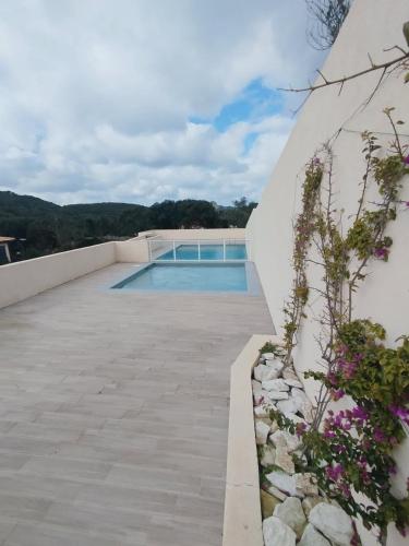 une piscine sur le toit d'une maison dans l'établissement villa jérémy, à Bonifacio