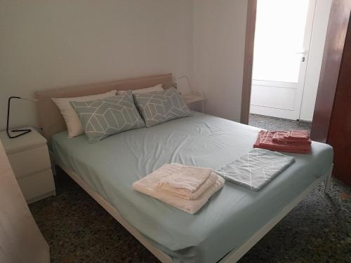un letto con due asciugamani e cuscini sopra di Evropis penthouse a Heraklion
