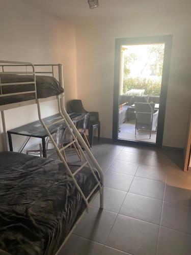 une chambre avec un lit superposé et un salon dans l'établissement villa jérémy, à Bonifacio