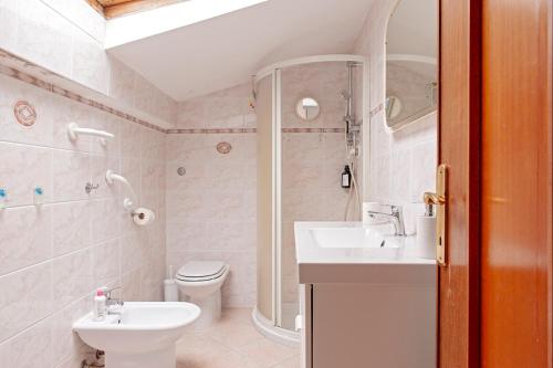 Ένα μπάνιο στο Free Parking - Quiet and Bright City Center Apartment