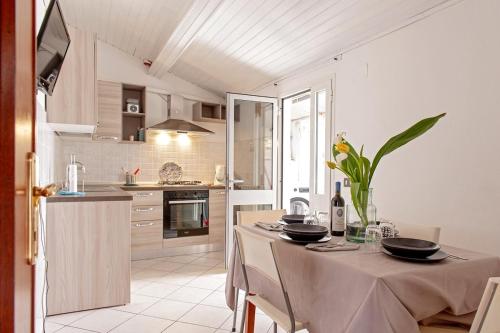 Η κουζίνα ή μικρή κουζίνα στο Free Parking - Quiet and Bright City Center Apartment