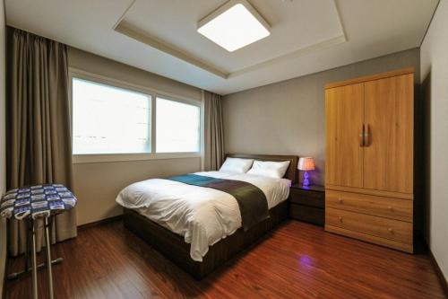 En eller flere senge i et værelse på 거제 아쿠아리우스