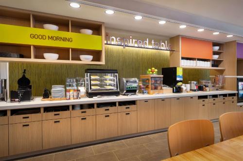 a fast food restaurant with a counter with aasteryasteryasteryasteryasteryasteryastery at Home2 Suites by Hilton Bozeman Midtown in Bozeman