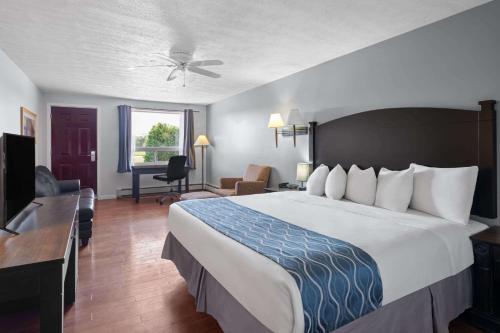 Postel nebo postele na pokoji v ubytování Travelodge by Wyndham Grand Falls