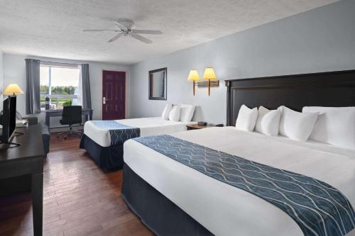 グランド・フォールズにあるTravelodge by Wyndham Grand Fallsのベッド2台と机があるホテルの部屋
