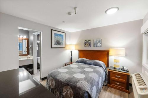 Ένα ή περισσότερα κρεβάτια σε δωμάτιο στο Basecamp Puyallup a Travelodge by Wyndham