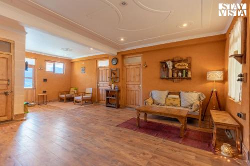 Posezení v ubytování StayVista at Jillmora Heights- BBQ & Bonfire