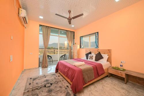 Cama o camas de una habitación en EMPYREAN STAY II 6BHK BRAMHA VILLA ll AC II PVT POOL II TERRACE VIEW II LUX