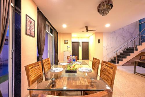 Zona de estar de EMPYREAN STAY II 6BHK BRAMHA VILLA ll AC II PVT POOL II TERRACE VIEW II LUX