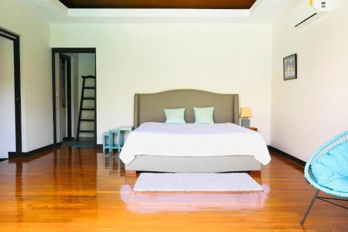 Un pat sau paturi într-o cameră la Naiharn Beach 3 bedrooms villa