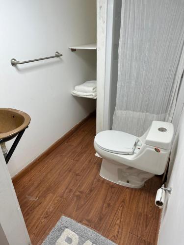 a bathroom with a toilet and a shower at Escape de altura in San Luis Río Colorado
