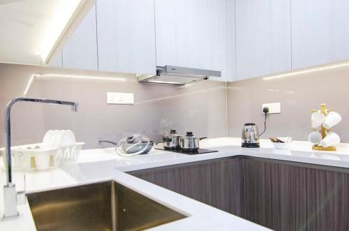 Kuchyň nebo kuchyňský kout v ubytování Chic & Comfortable Stay at Suasana JB 03