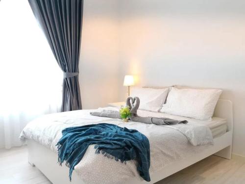 Postel nebo postele na pokoji v ubytování A Stylish High-Floor Suite Next to Komtar JBCC