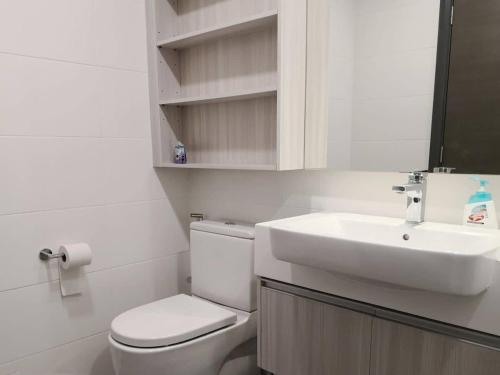 Koupelna v ubytování A Stylish High-Floor Suite Next to Komtar JBCC