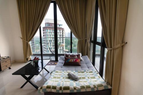 Ένα ή περισσότερα κρεβάτια σε δωμάτιο στο Chic 3BR D'Pristine Home 5 Mins to Legoland