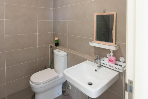 Ένα μπάνιο στο Chic 3BR D'Pristine Home 5 Mins to Legoland