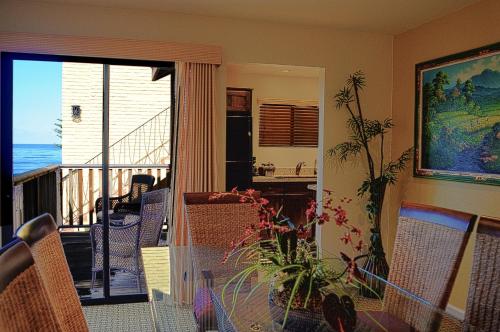 a dining room with a view of the ocean at Pantai Inn in San Diego
