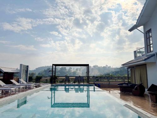 a swimming pool on the roof of a building at Baan Marukome Chiang Rai บ้านมารุโกเมะ เชียงราย in Ban Pa Yang (3)