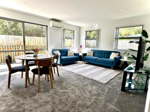 Χώρος καθιστικού στο Cozy 2BR - 15min from Airport