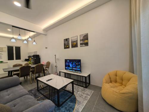 TV a/nebo společenská místnost v ubytování Langkawi Simfoni Luxury Suite 06