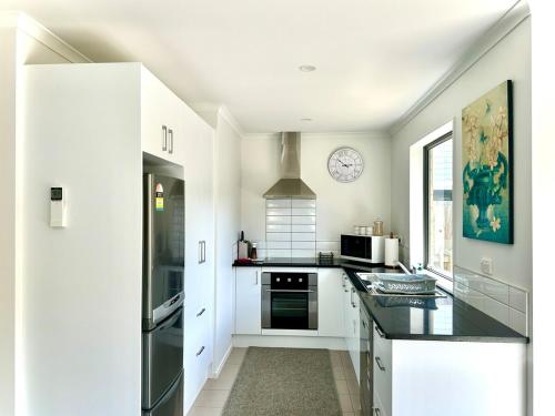 Η κουζίνα ή μικρή κουζίνα στο Cozy 2BR - 15min from Airport