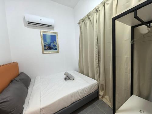 Postel nebo postele na pokoji v ubytování Langkawi Simfoni Luxury Suite 06