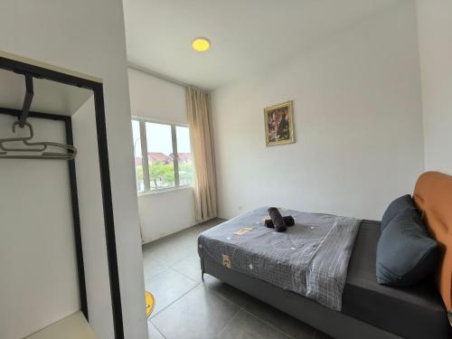 Postel nebo postele na pokoji v ubytování Langkawi Simfoni Luxury Suite 06