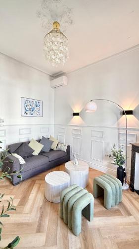 un salon avec un canapé et une table dans l'établissement Appartement Haussmannien Gare Centre-ville Clim, à Montpellier